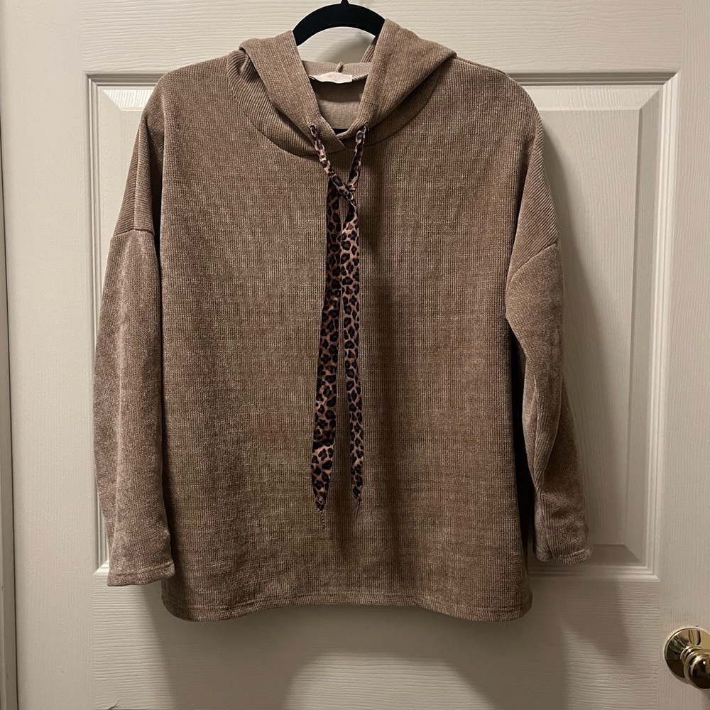“Star” made in Italy‎ Hooded Women’s Sweater with Leopard Tie. Sz M